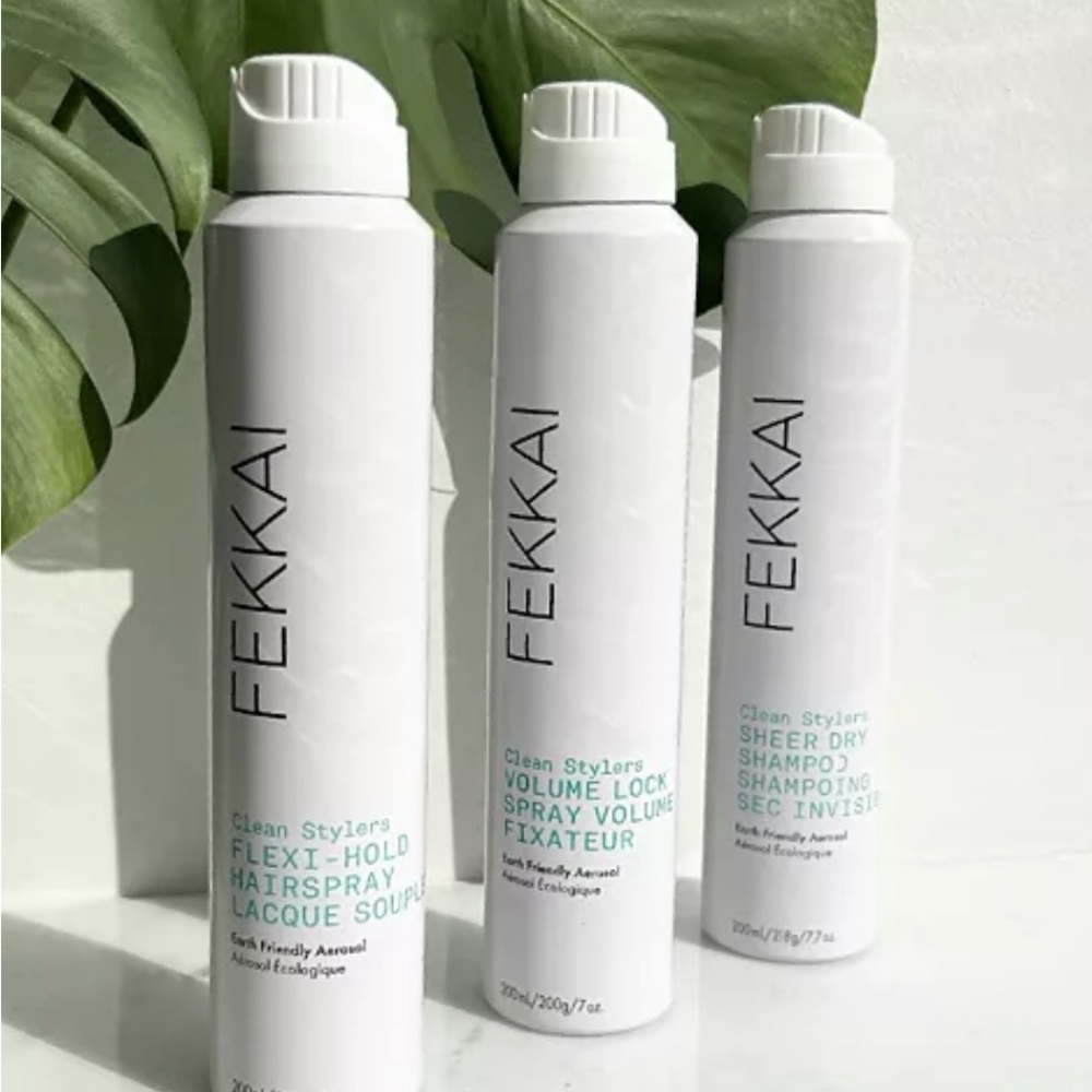 A humidity-resistant hairspray that helps provide volume and extreme hold.